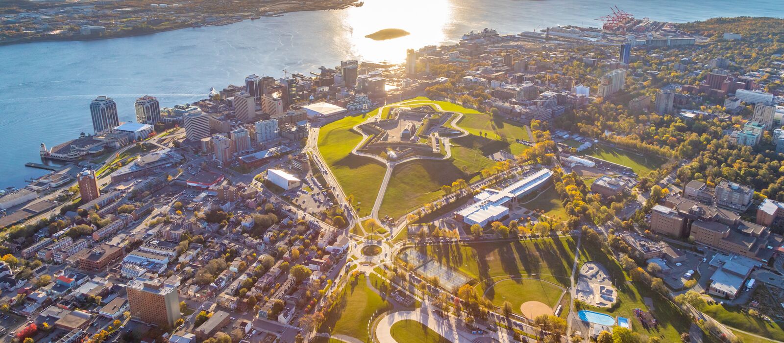 Eine Luftaufnahme der kanadischen Stadt Halifax in Nova Scotia