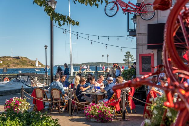 Dining mit Meerblick im sommerlichen Halifax in Nova Scotia