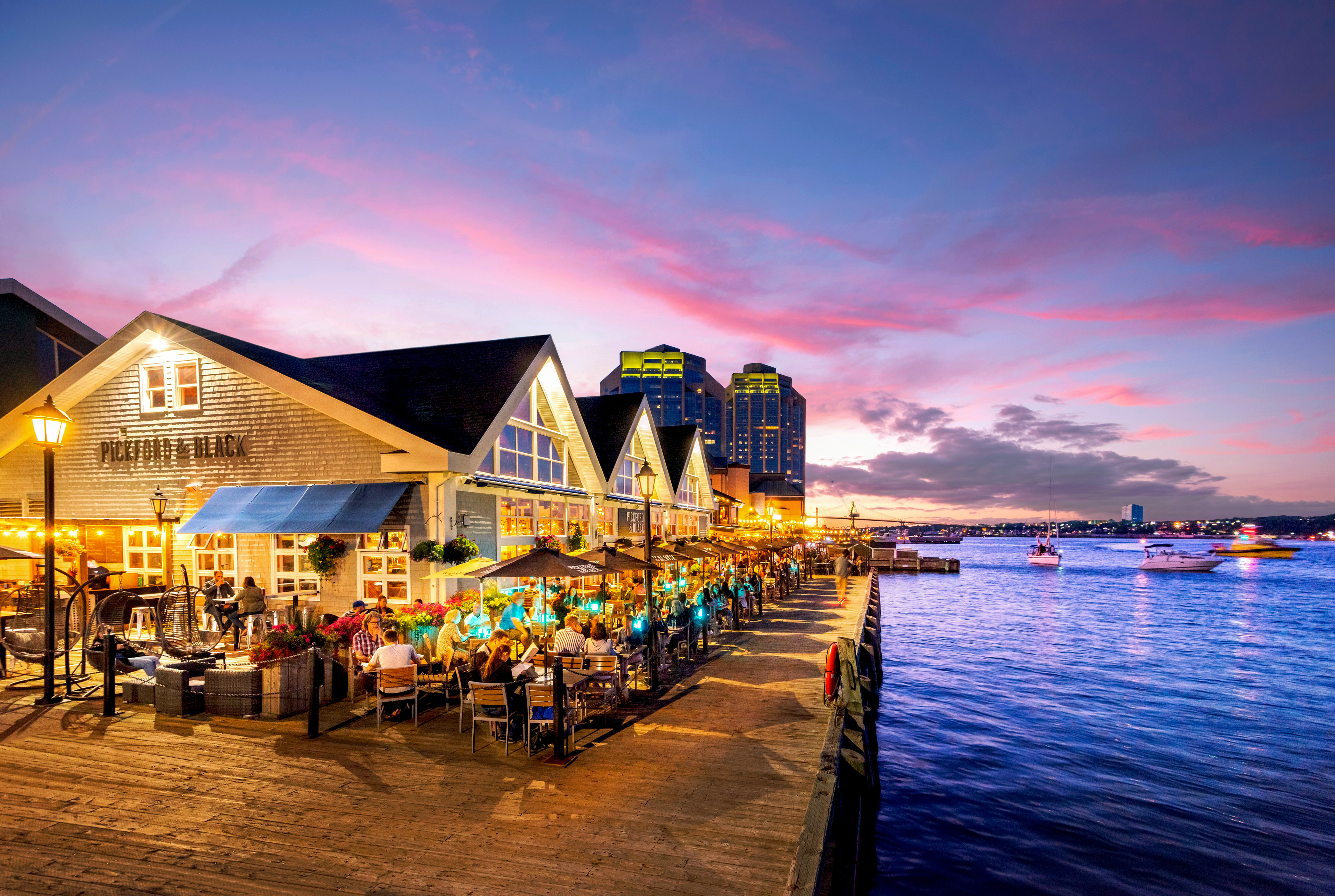 Die hell erleuchtete Waterfront in Halifax am Abend
