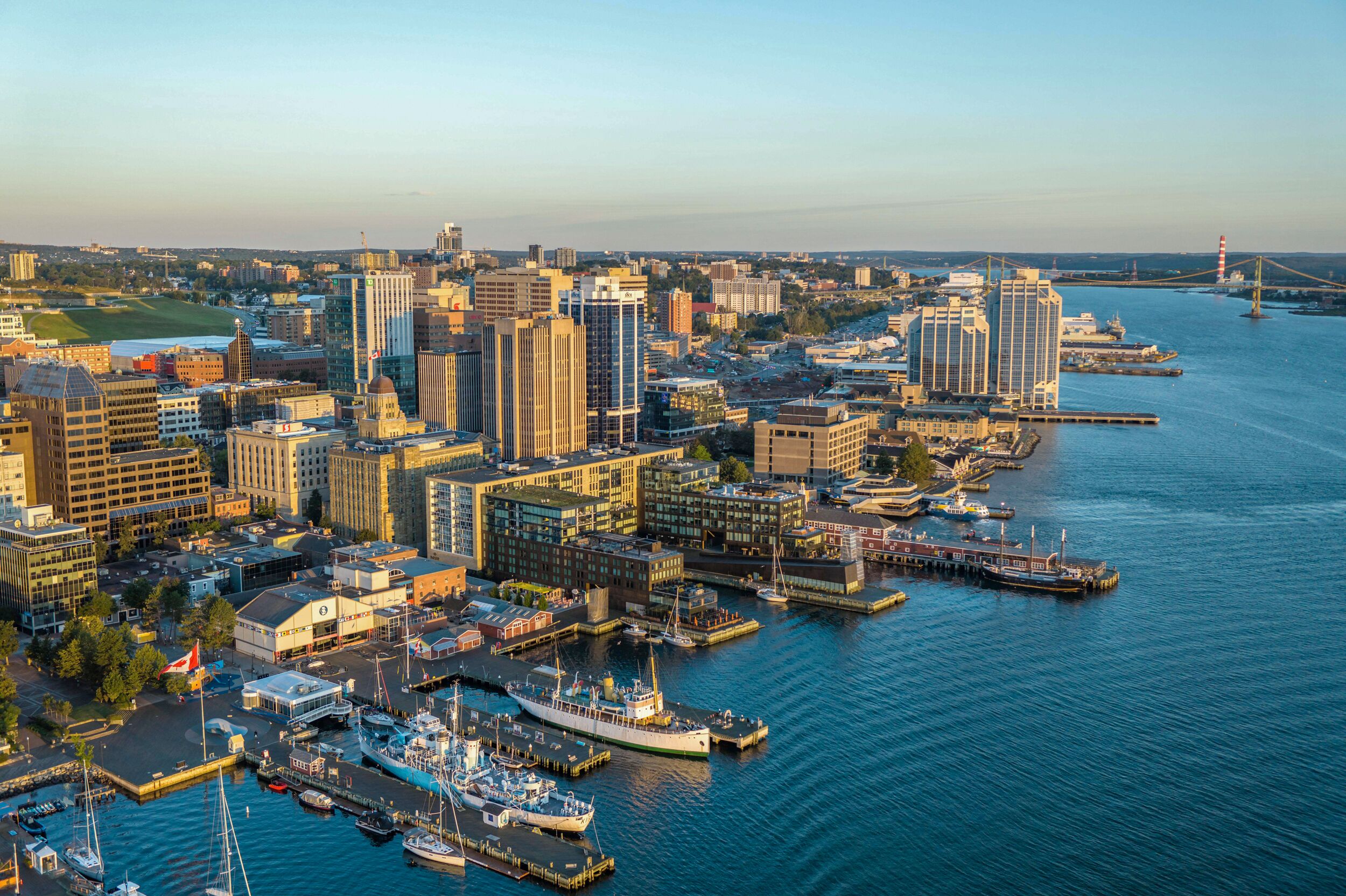 Drohnenaufnahme über der Sykline von Halifax in Queens Marque
