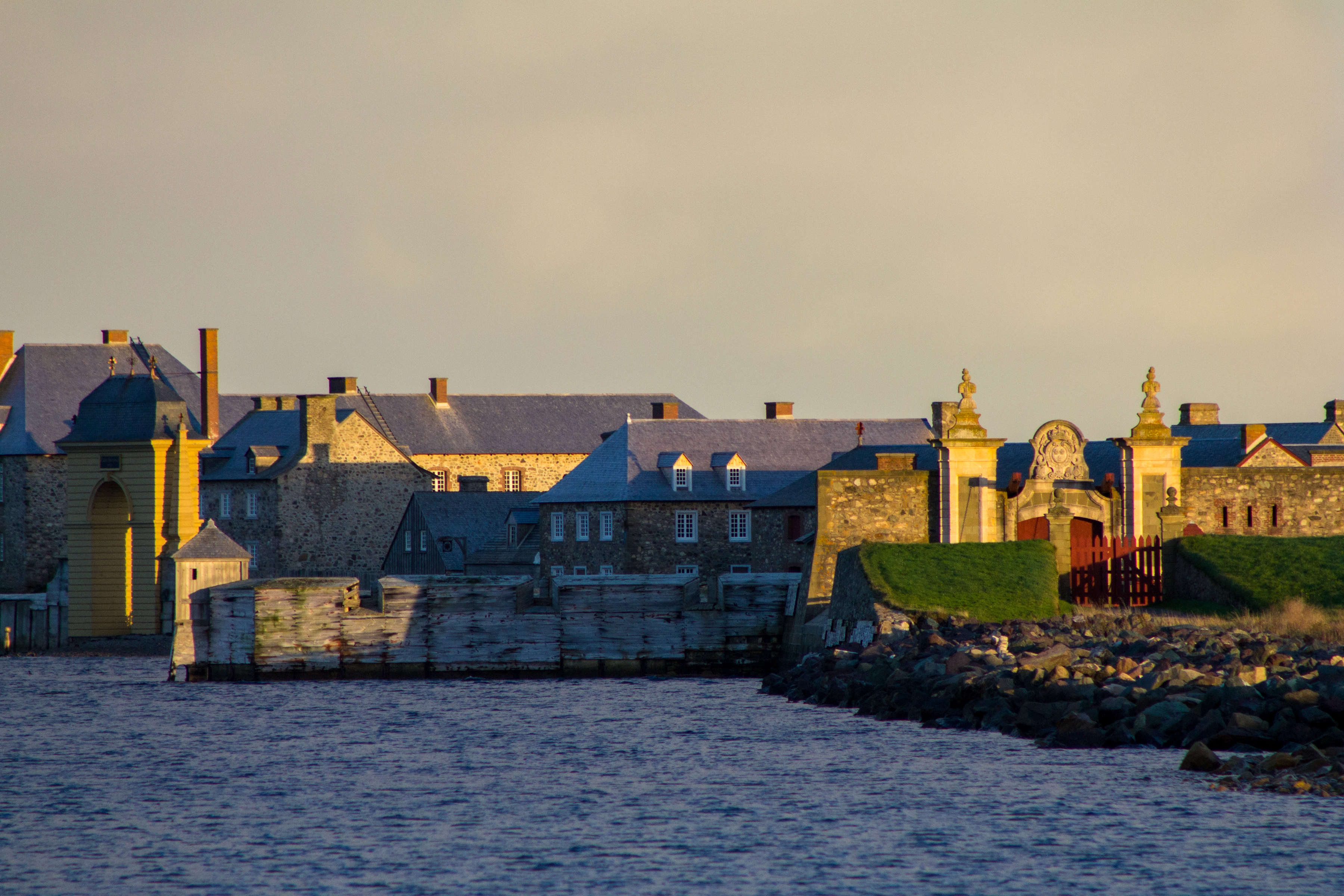 Blick auf das historische Fortress Louisburg in Nova Scotia