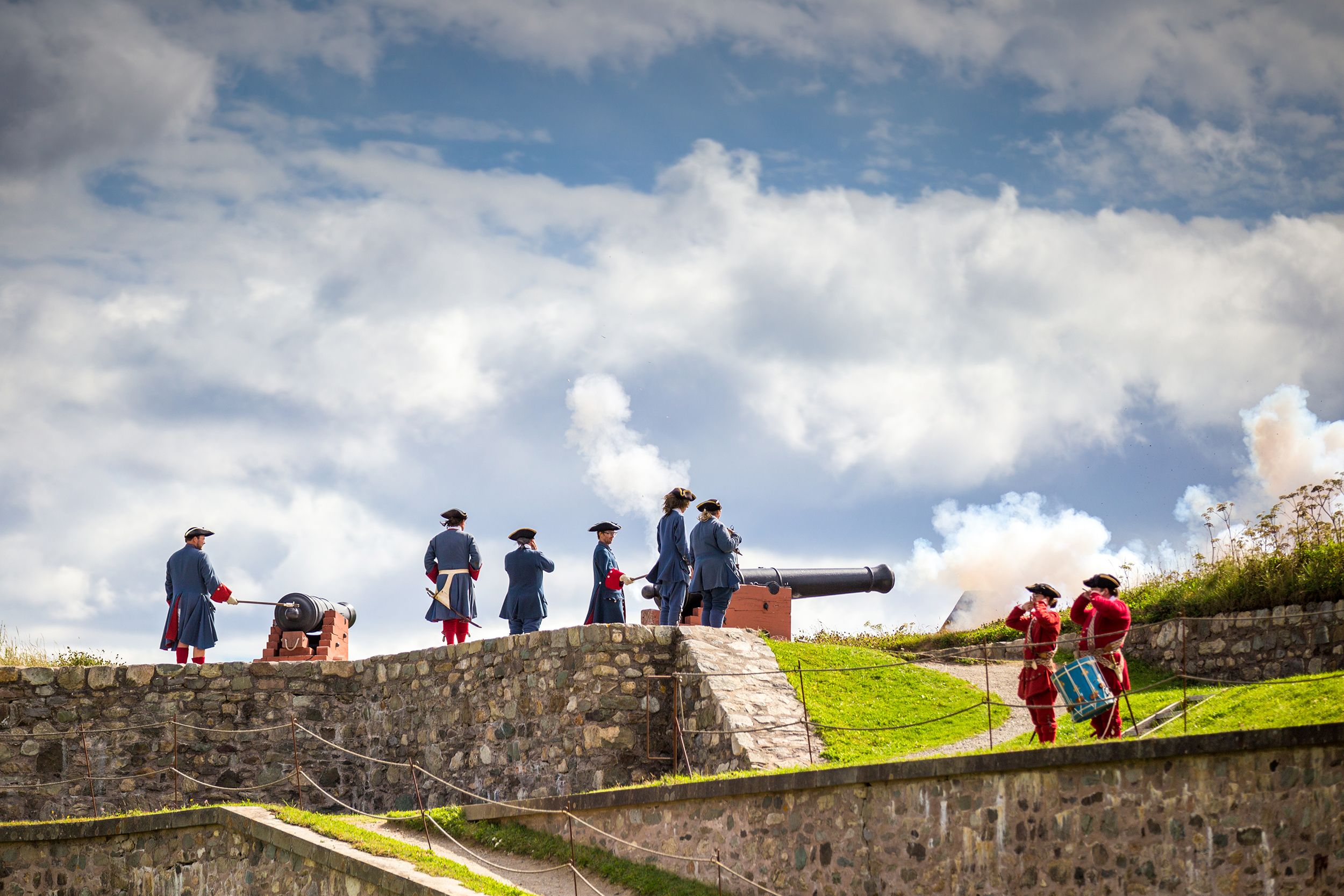 Historische Vorstellung mit Kanonenfeuer in Louisbourg, Kanada