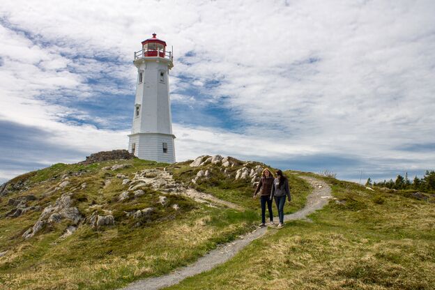 Besucherinnen des Leuchtturms der Fortress of Louisbourg National Historic Site in Nova Scotia