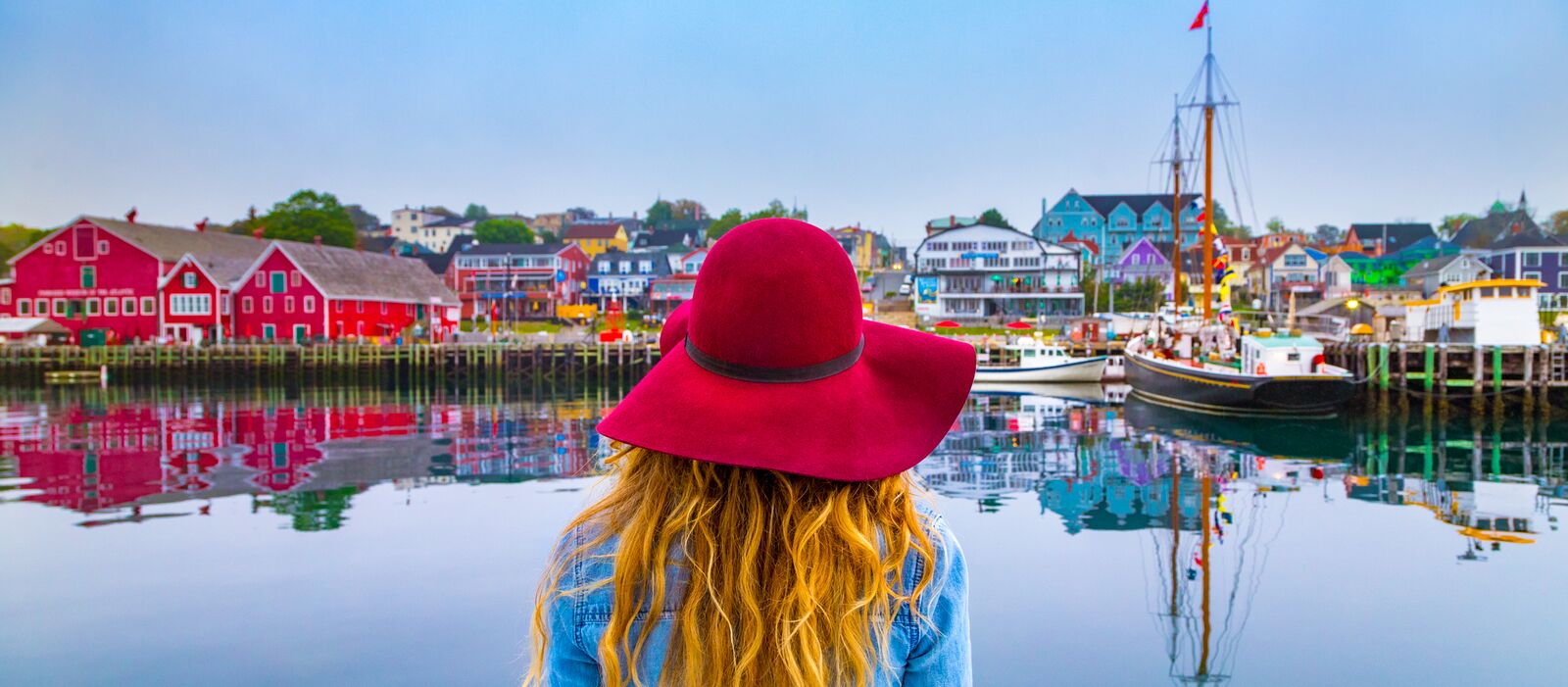 Eine Frau am Hafen in Lunenburg, Nova Scotia
