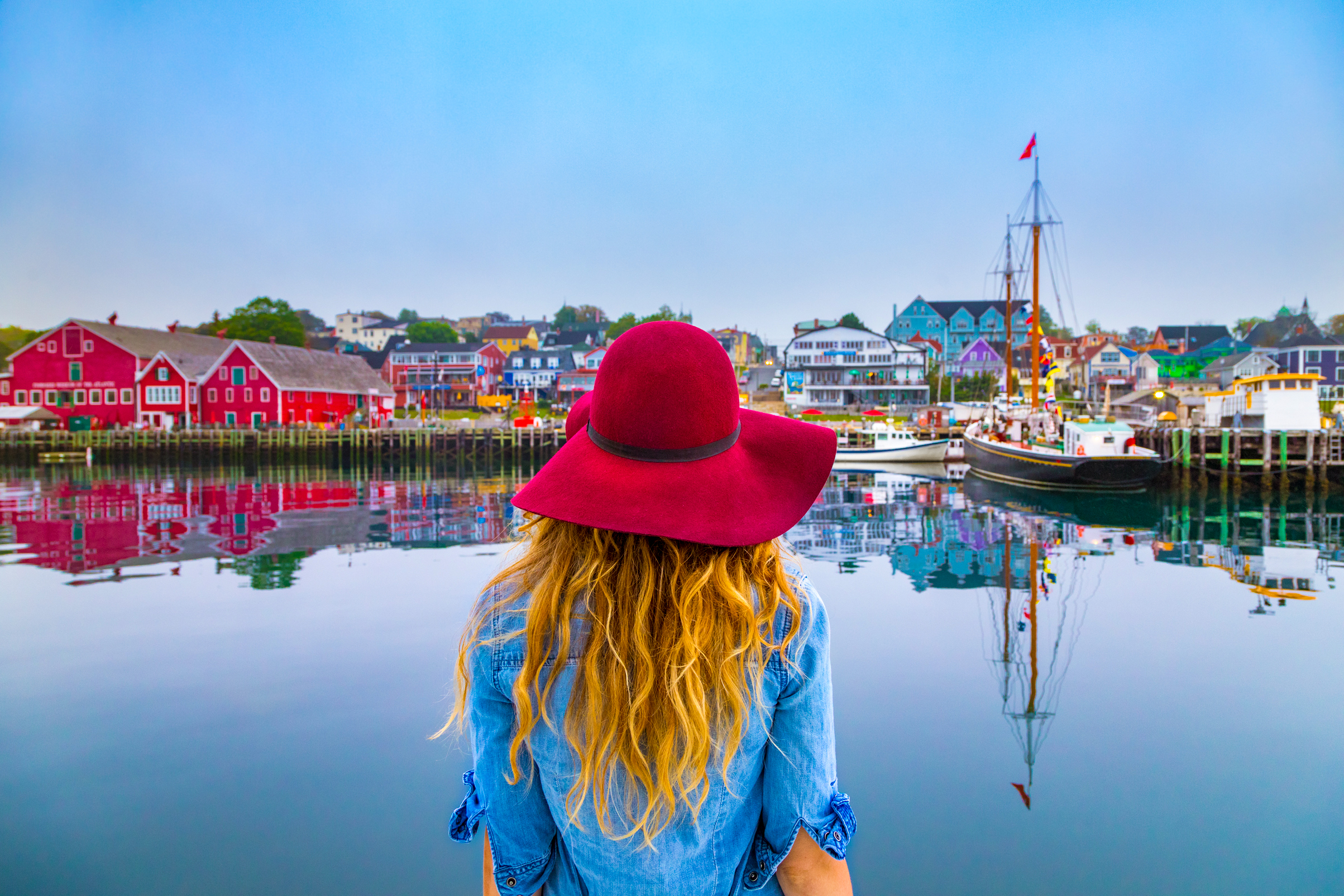 Eine Frau am Hafen in Lunenburg, Nova Scotia