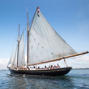 Die Bluenose II segelt vor der Küste von Lunenburg, Nova Scotia