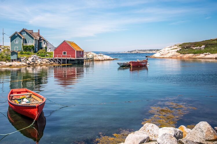 Der kleine Hafen des idyllischen Ortes Peggy's Cove in Nova Scotia