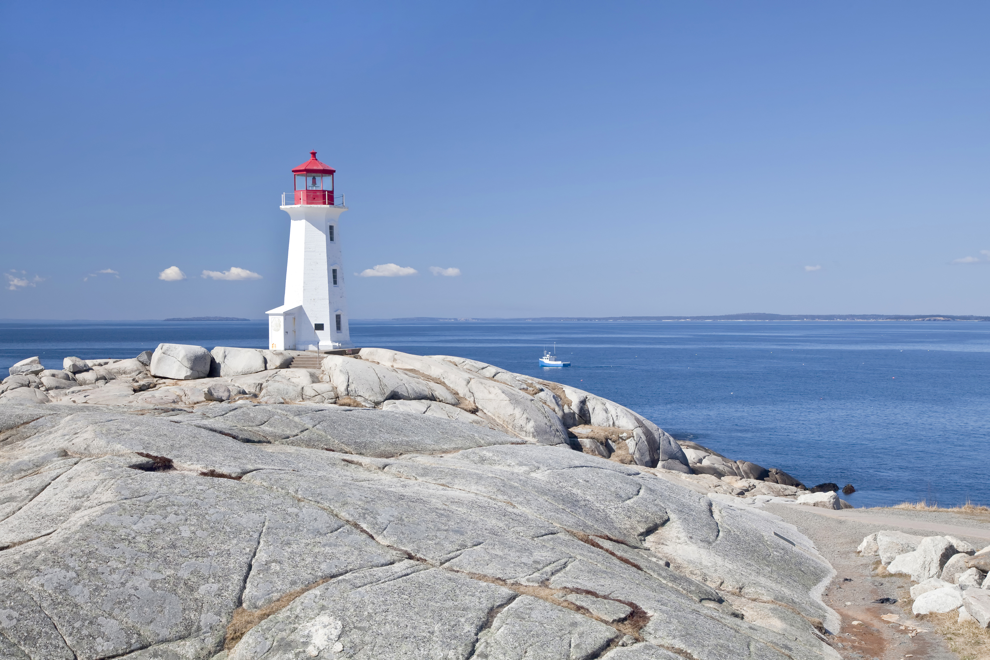 Der bekannte Leuchtturm in Peggy's Cove, Nova Scotia leuchtet im Sonnenschein