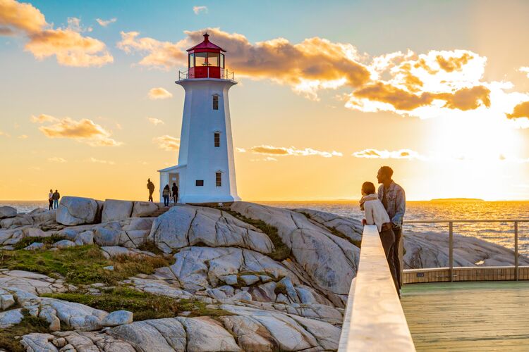 Sonnenuntergang am bekannten Peggy's Cove Lighthouse in Nova Scotia