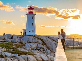 Sonnenuntergang am bekannten Peggy's Cove Lighthouse in Nova Scotia