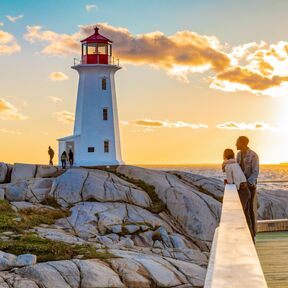 Sonnenuntergang am bekannten Peggy's Cove Lighthouse in Nova Scotia