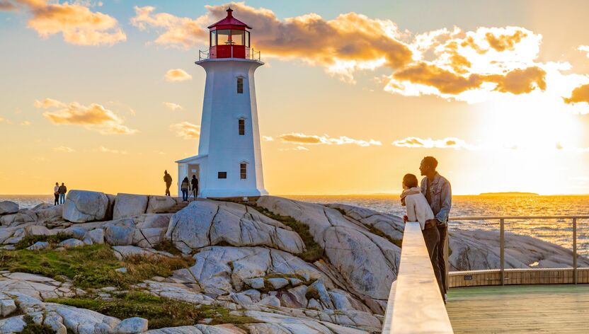 Sonnenuntergang am bekannten Peggy's Cove Lighthouse in Nova Scotia