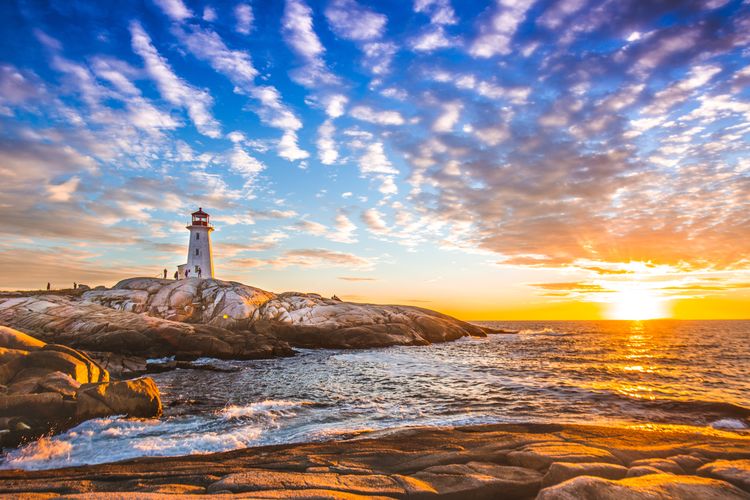 Der berÃ¼hmte Leuchtturm von Peggy's Cove an der St. Margarets Bay bei Sonnenuntergang in Nova Scotia