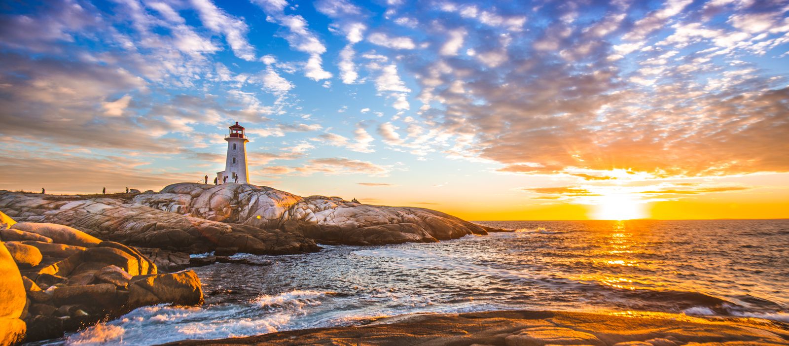 Der berÃ¼hmte Leuchtturm von Peggy's Cove an der St. Margarets Bay bei Sonnenuntergang in Nova Scotia