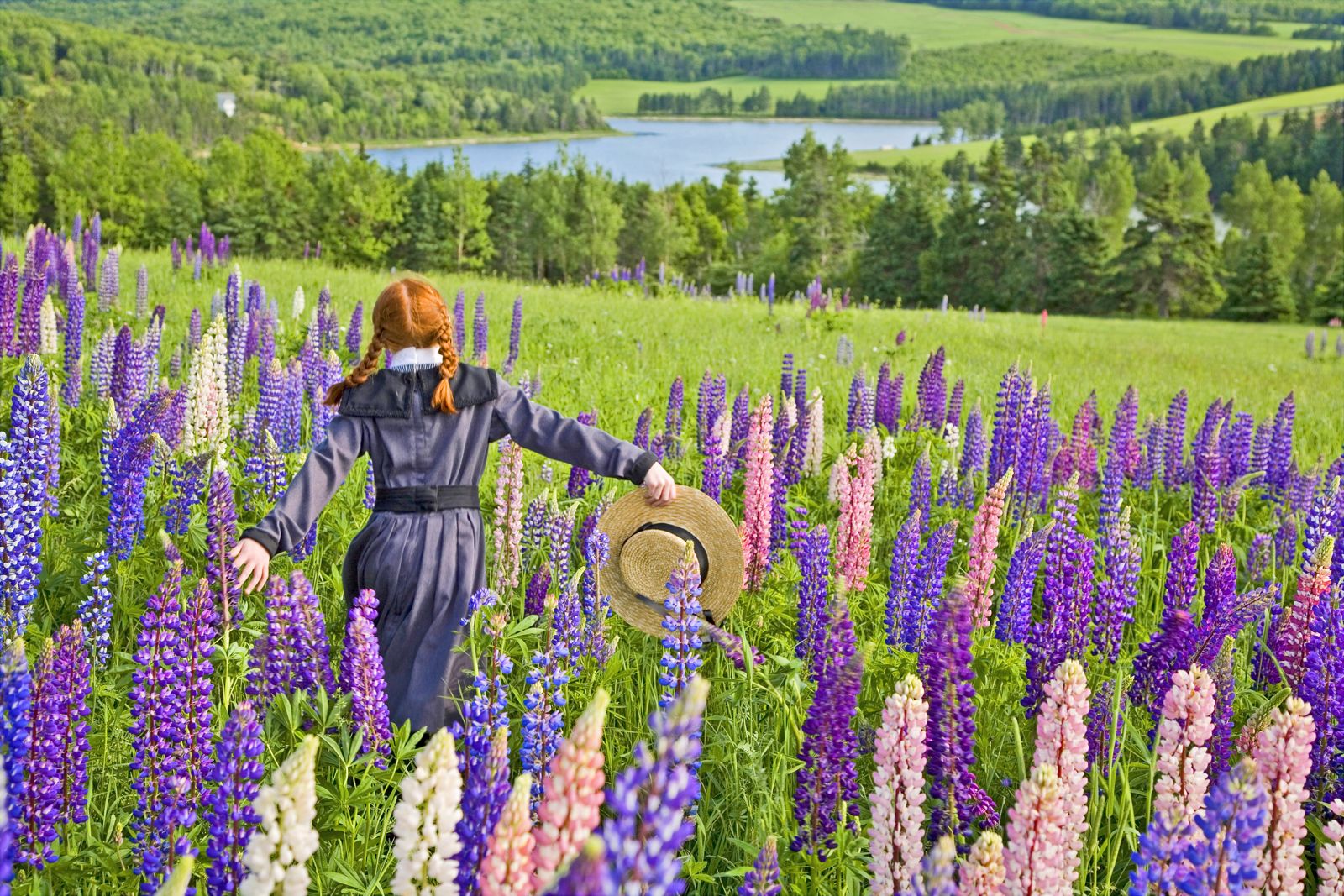 Maedchen rennt durch Blumen