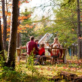 Eine Familie beim Camping im herbstlichen Wald von Prince Edward Island
