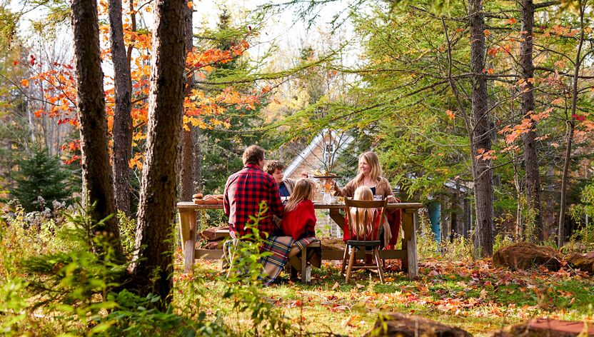 Eine Familie beim Camping im herbstlichen Wald von Prince Edward Island