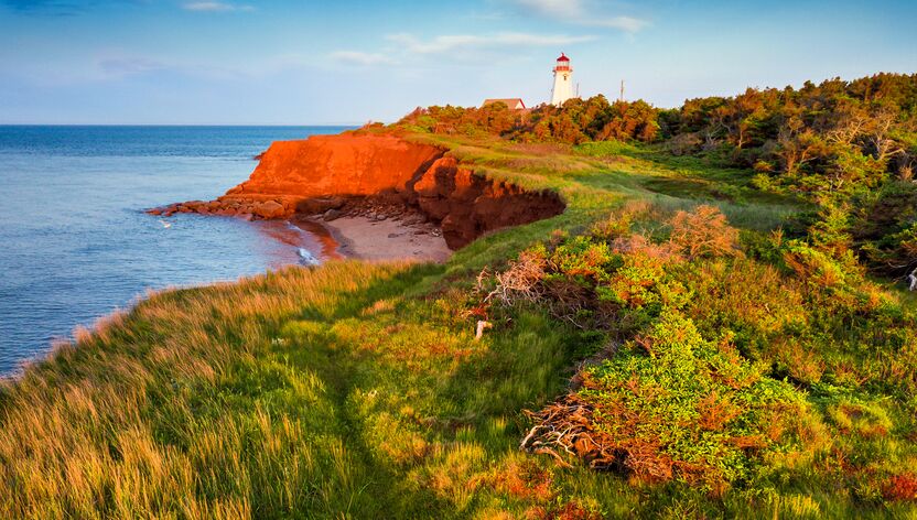 Idyllische Landschaft mit Blick aufs Meer auf Prince Edward Island Idyllische Landschaft mit Blick aufs Meer auf Prince Edward Island