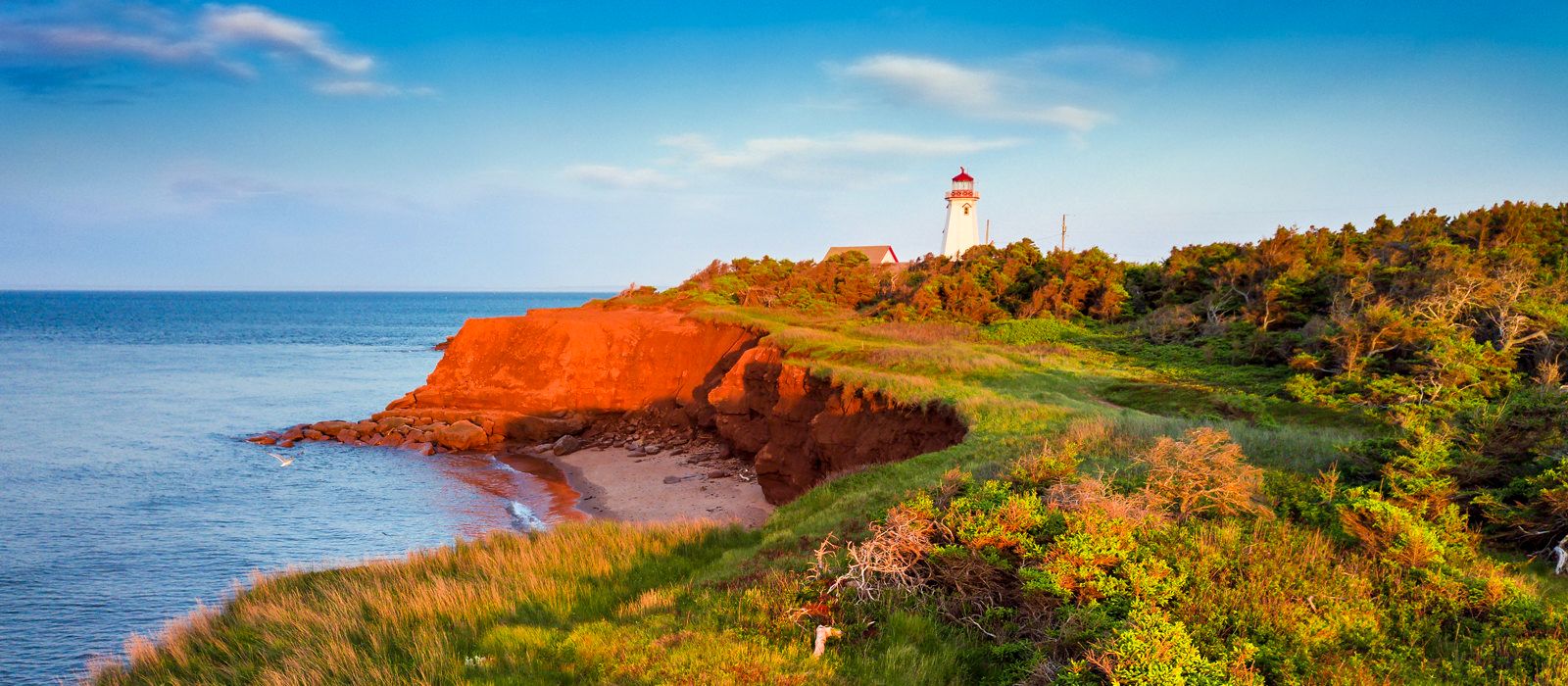 Idyllische Landschaft mit Blick aufs Meer auf Prince Edward Island