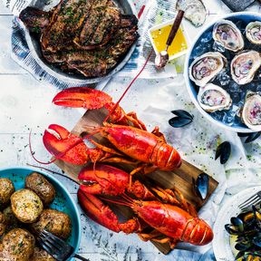 Ein stilvoll angerichtetes Lobster-Dinner auf Prince Edward Island