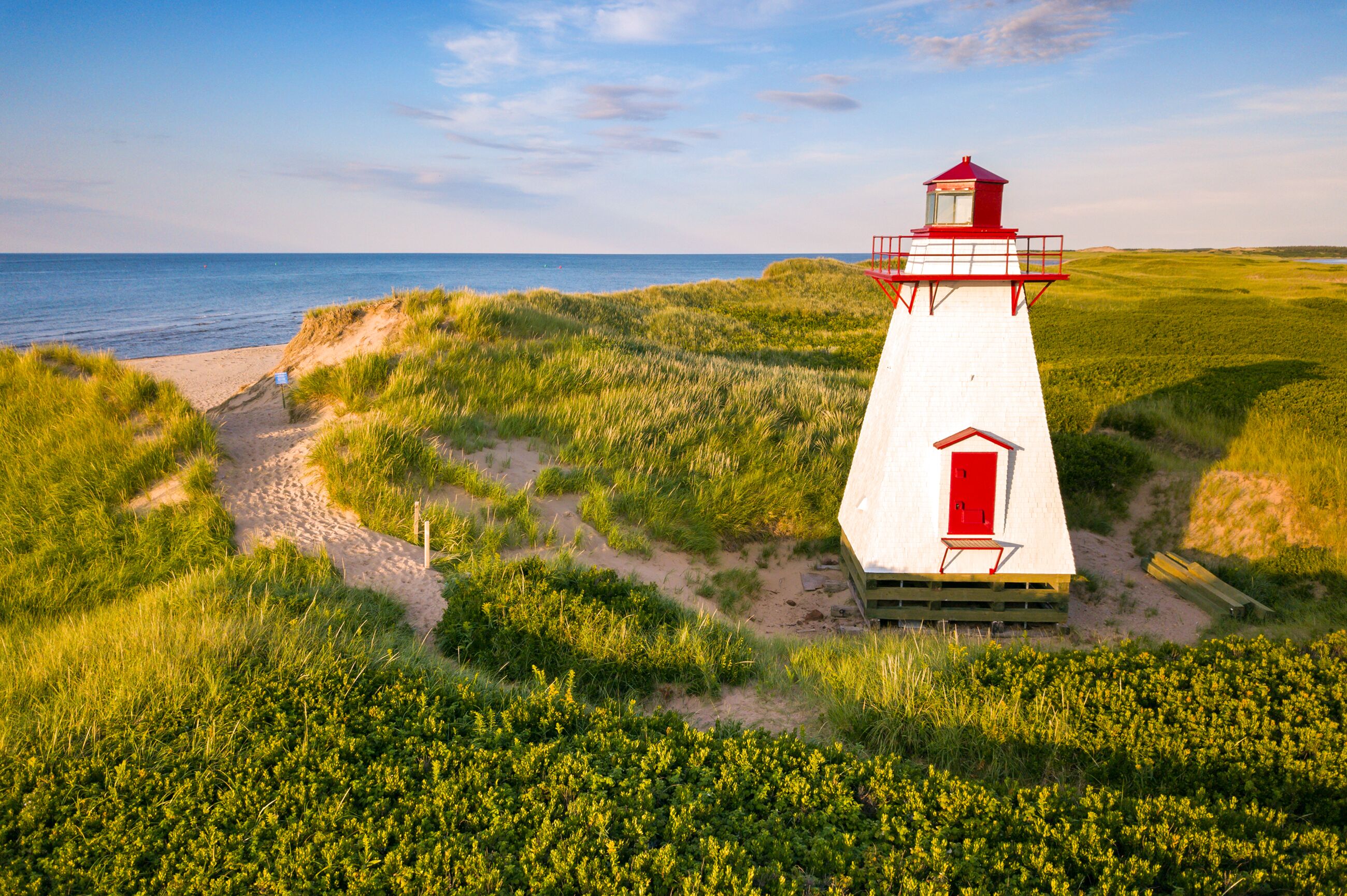 Der malerische Leuchtturm St. Peter's Harbour auf Prince Edward Island ist ein beliebtes Ausflugsziel