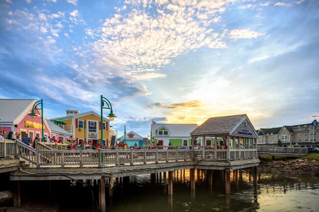 Malerischer Blick auf die Promenade "Spinnaker's Landing" in der kleinen Stadt Summerside auf Prince Edward Island Malerischer Blick auf die Promenade "Spinnaker's Landing" in der kleinen Stadt Summerside auf Prince Edward Island