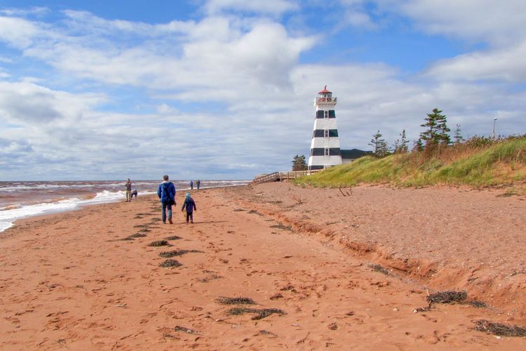 Spaziergang am Strand des West Point Lighthouse Inn & Museums auf Prince Edward Island