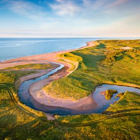 Ein Fluss windet sich durch die Landschaft am östlichen Punkt von Prince Edward Island