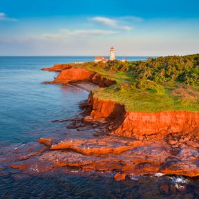 Blick auf das East Point Lighthouse auf Prince Edward Island im Sonnenuntergang