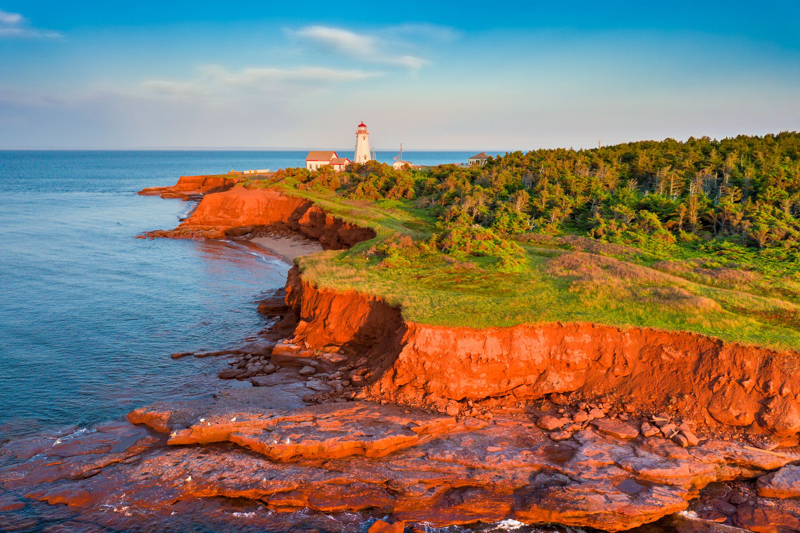 Blick auf das East Point Lighthouse auf Prince Edward Island im Sonnenuntergang