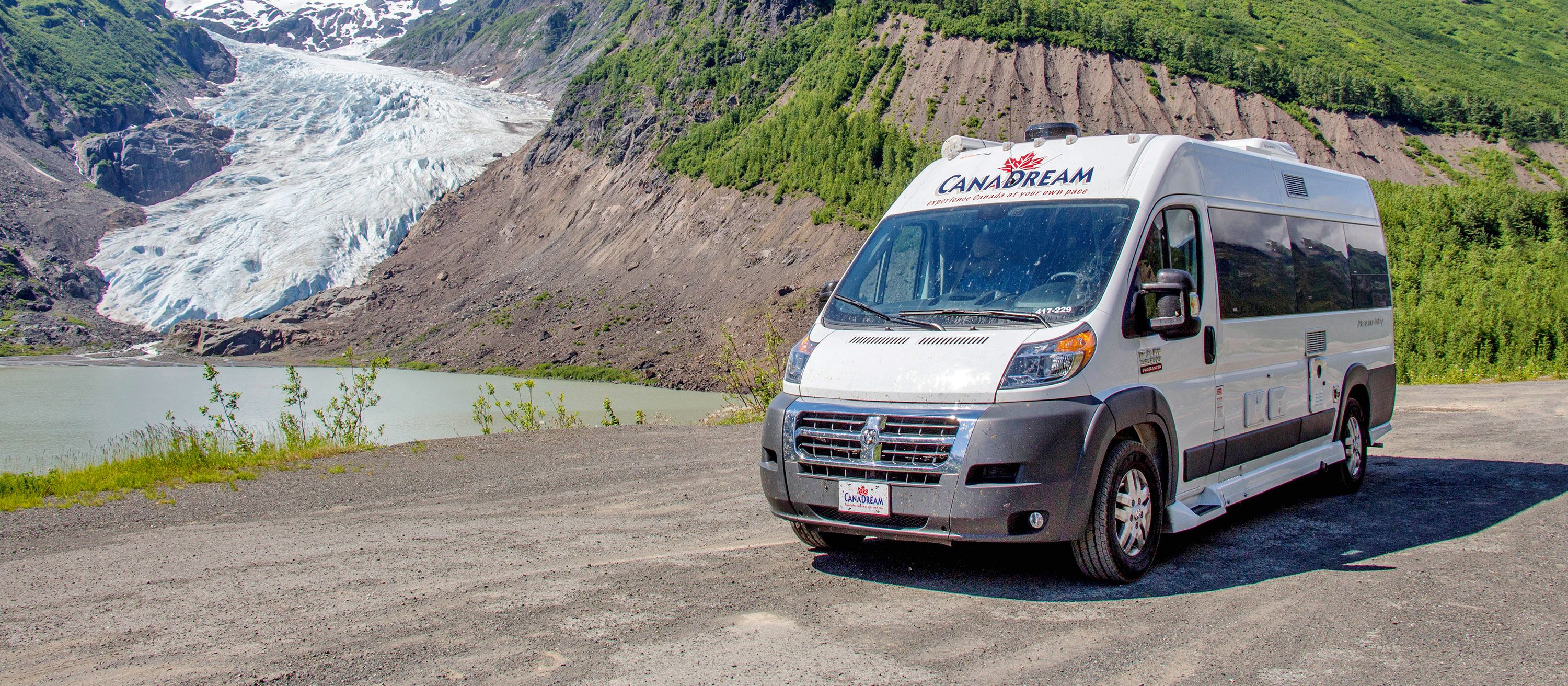 Ein CanaDream DVC Modell unterwegs im Bear Glacier Stewart Highway, British Columbia