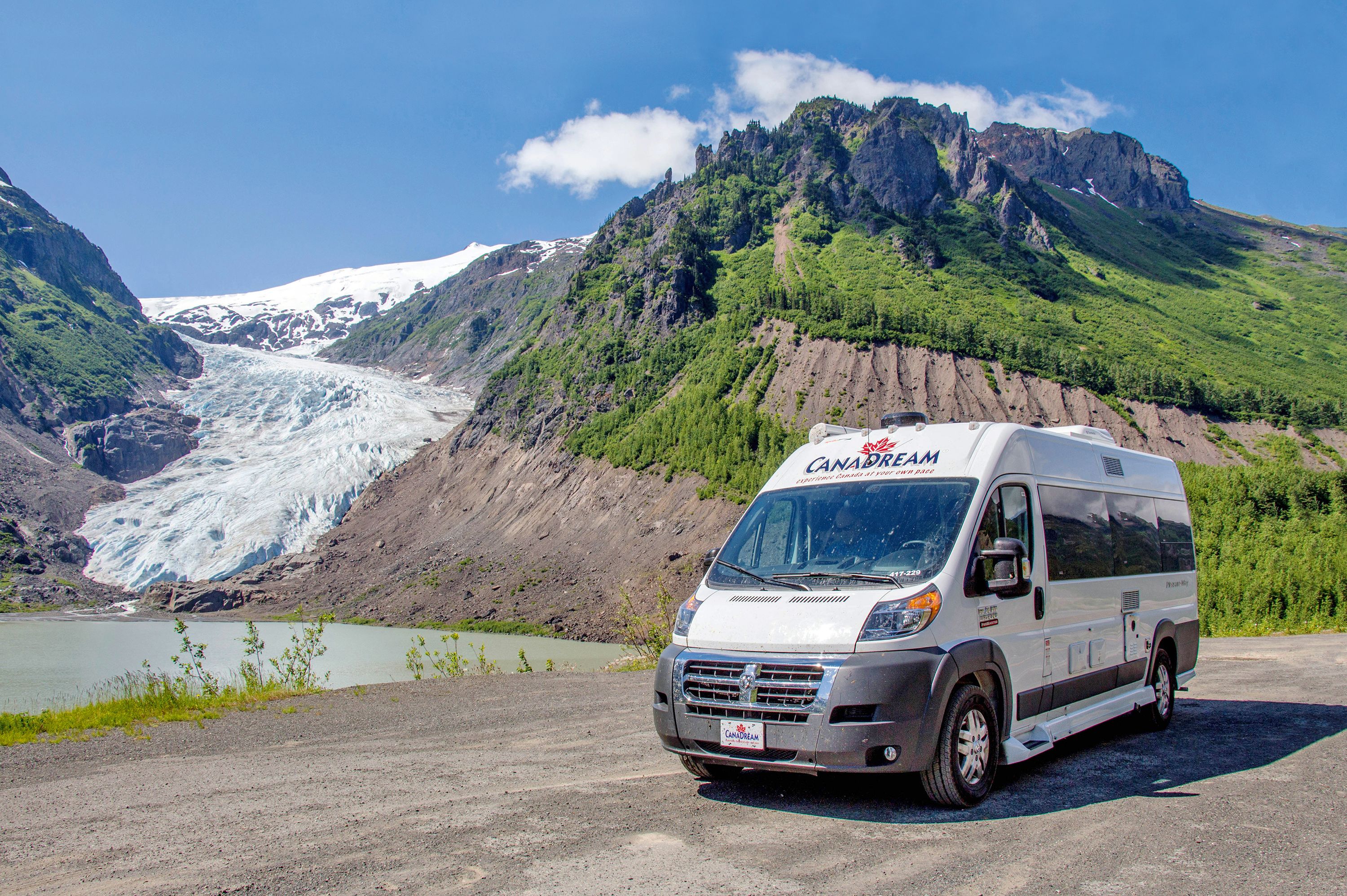 Ein CanaDream DVC Modell unterwegs im Bear Glacier Stewart Highway, British Columbia