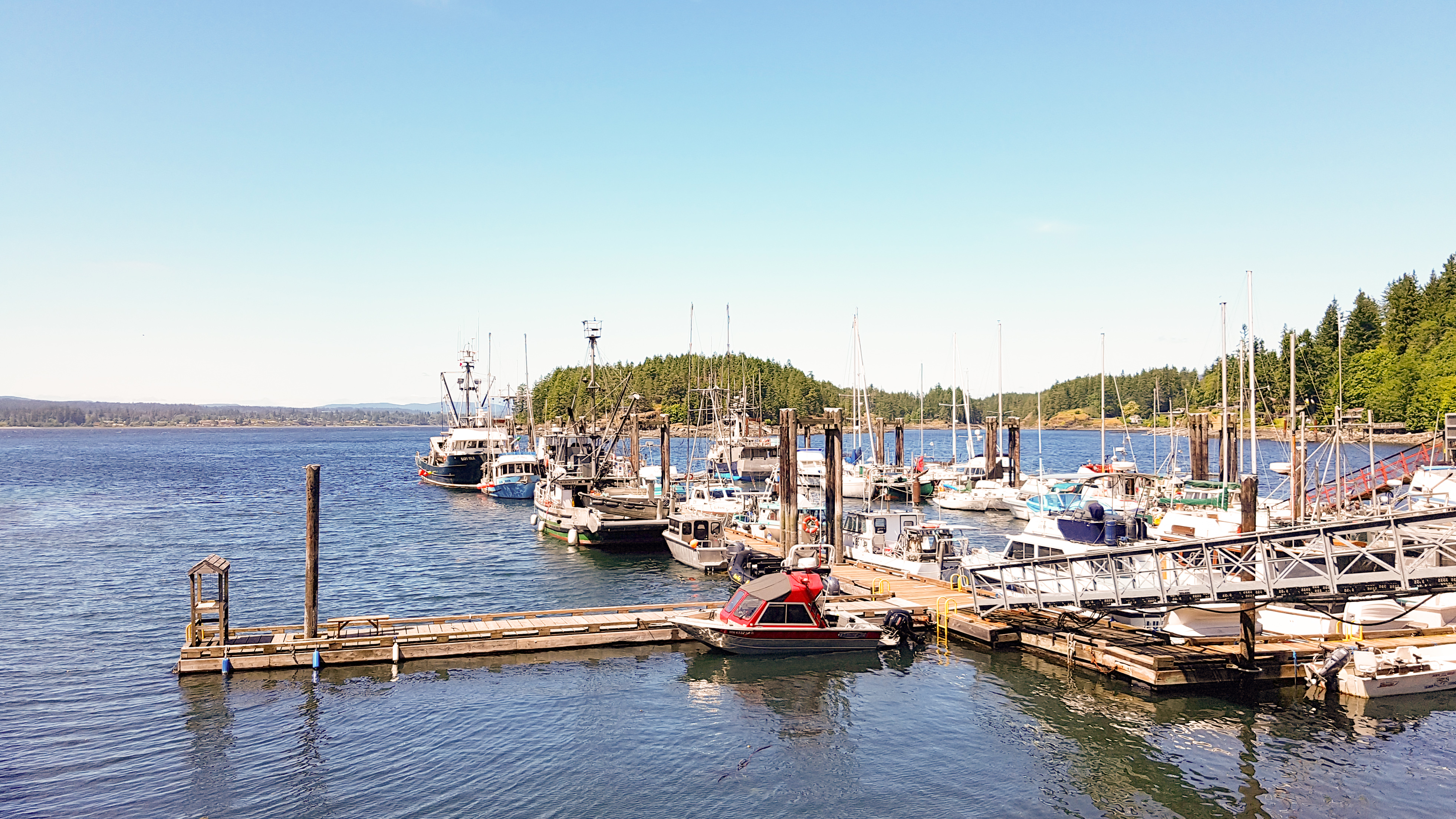 Ausblick auf den Hafen in Quathiaski Cove auf Quadra Island