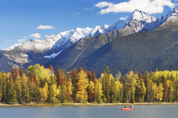 Canoeing auf dem Sandy Lake im Bowron Lake Park, British Columbia Canoeing auf dem Sandy Lake im Bowron Lake Park, British Columbia