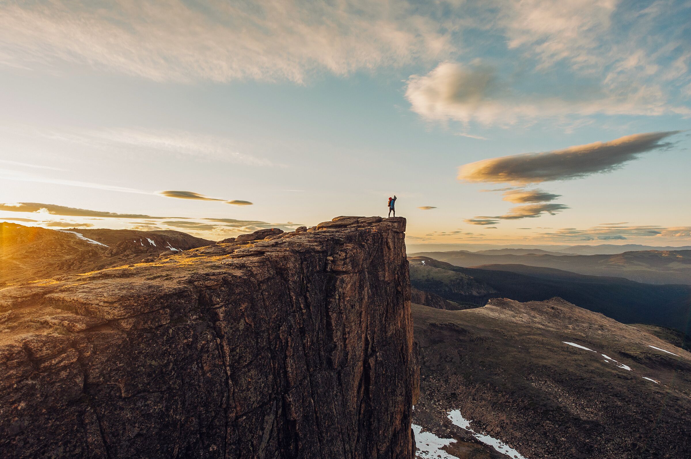 Atemberaubender Ausblick von einer Bergspitze aus im Cathedral Provincial Park