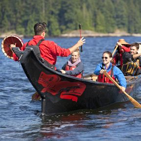 Kanu fahren nach Art der Ureinwohner