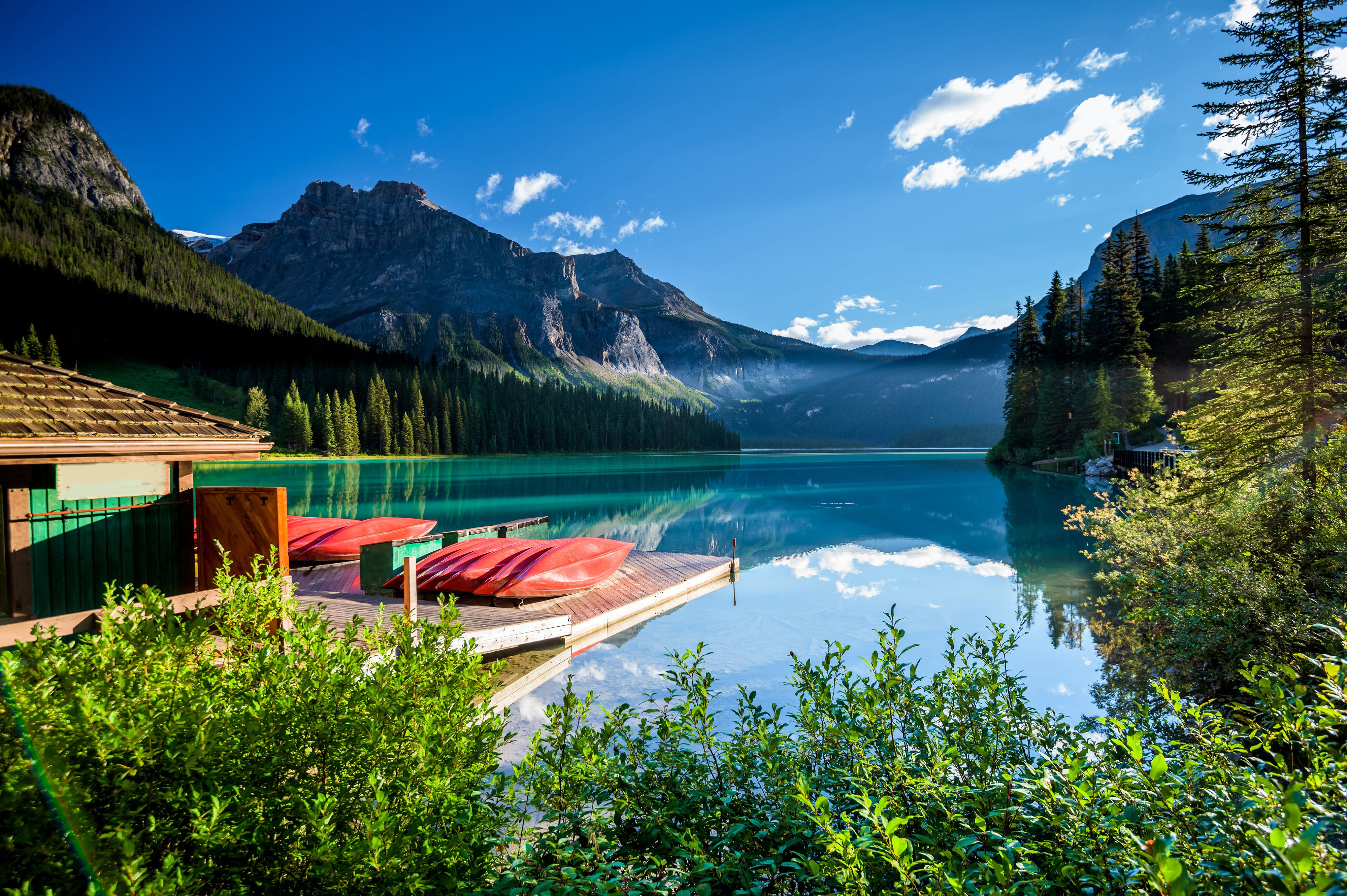 WunderschÃ¶ner Emerald Lake in den kanadischen Rocky Mountains