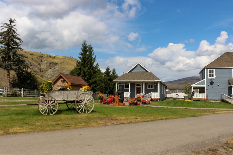 Blick auf die historischen Häuser der Historic Hat Creek Ranch bei Cache Creek, British Columbia