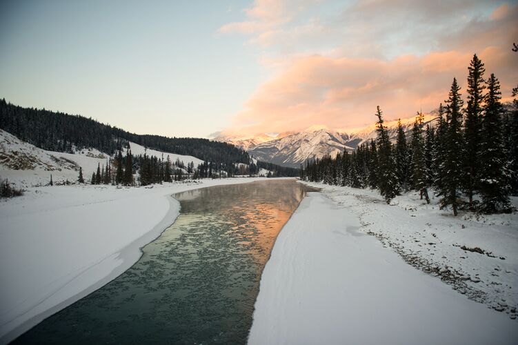 Der Jasper Nationalpark im Winter bei Sonnenuntergang
