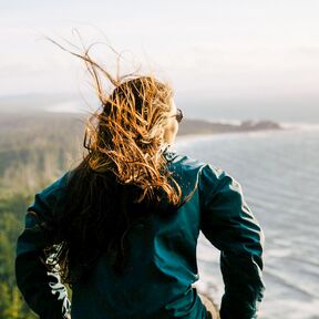 Eine Frau blickt im Naikoon Provincial Park auf das Meer