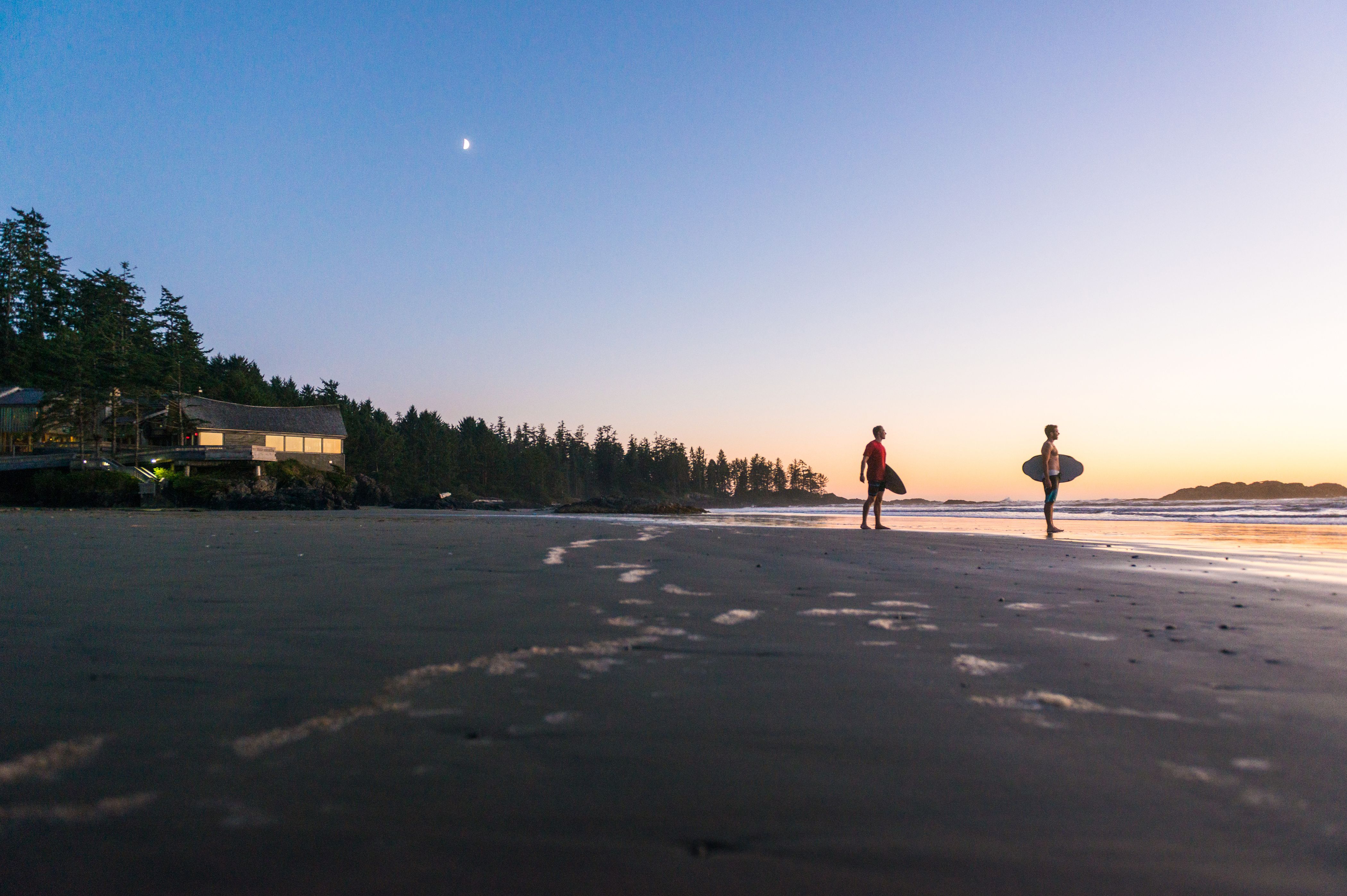 Zwei MÃ¤nner am Wickaninnish Beach