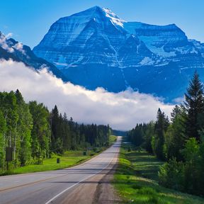 Fahrt auf dem Highway durch die Rocky Mountains mit Blick auf den Mount Robson