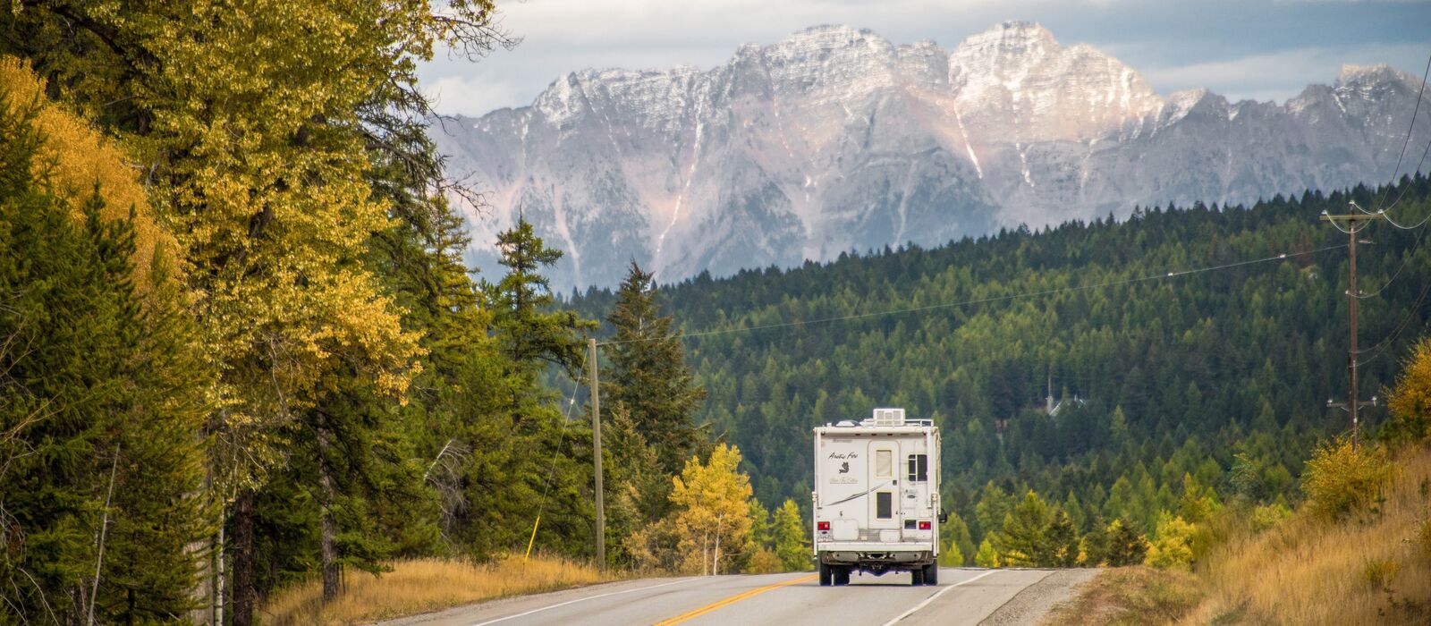 Mit dem Camper auf dem Highway 3 entgegen der Gebirgskette The Steeples in British Columbia fahren