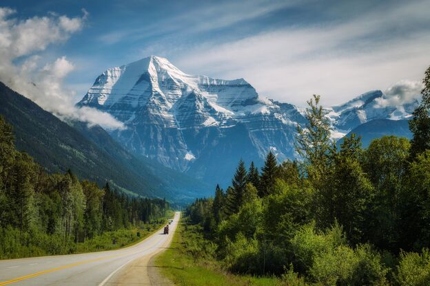 Der Yellowhead Highway im Mount Robson Provincial Park, Britisch Kolumbien Der Yellowhead Highway im Mount Robson Provincial Park, Britisch Kolumbien