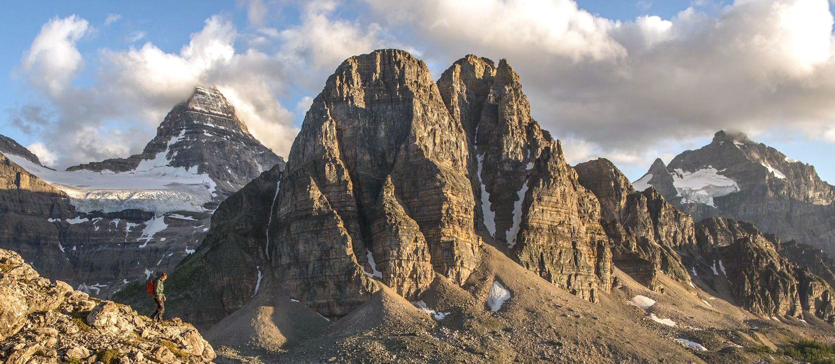 Wanderer vor Bergkulisse im Mount Assiniboine Provincial Park