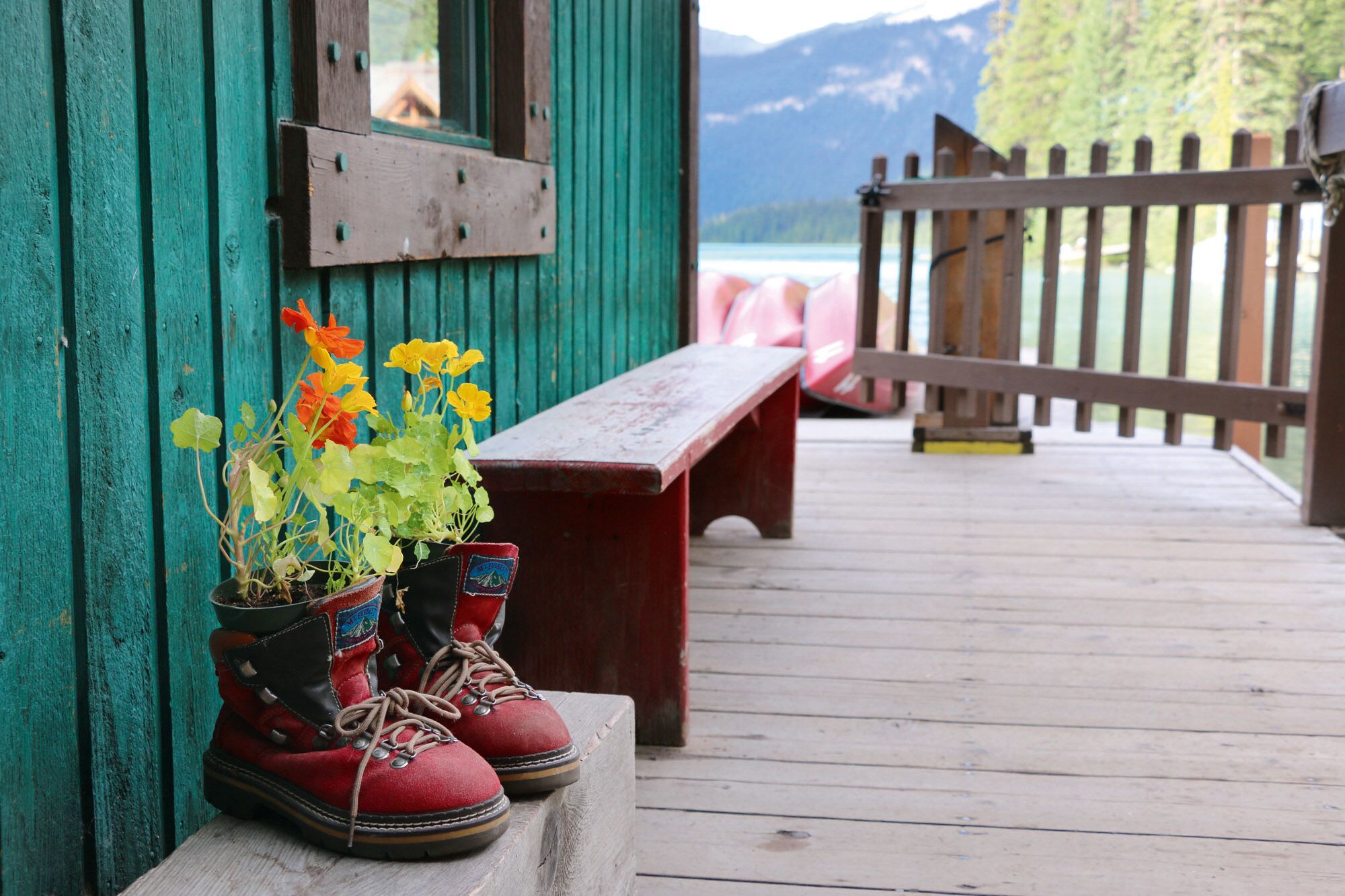 Rote Stiefel am Emerald Lake