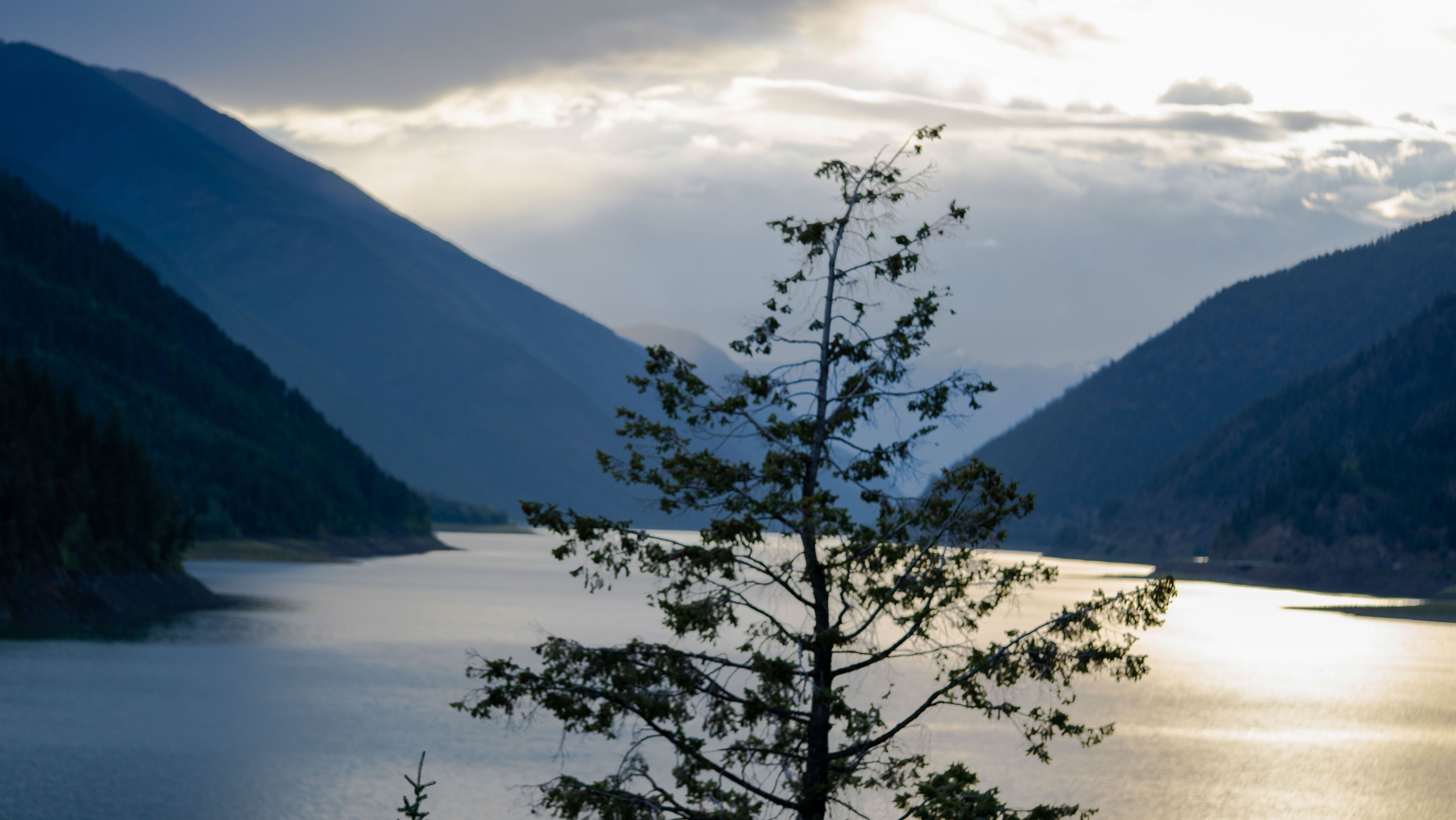 Spektakuläres Panorama: Die Pioneer Road 40 von Lillooet nach Gold Bridge bietet fantastische Ausblicke auf den Carpenter Lake.