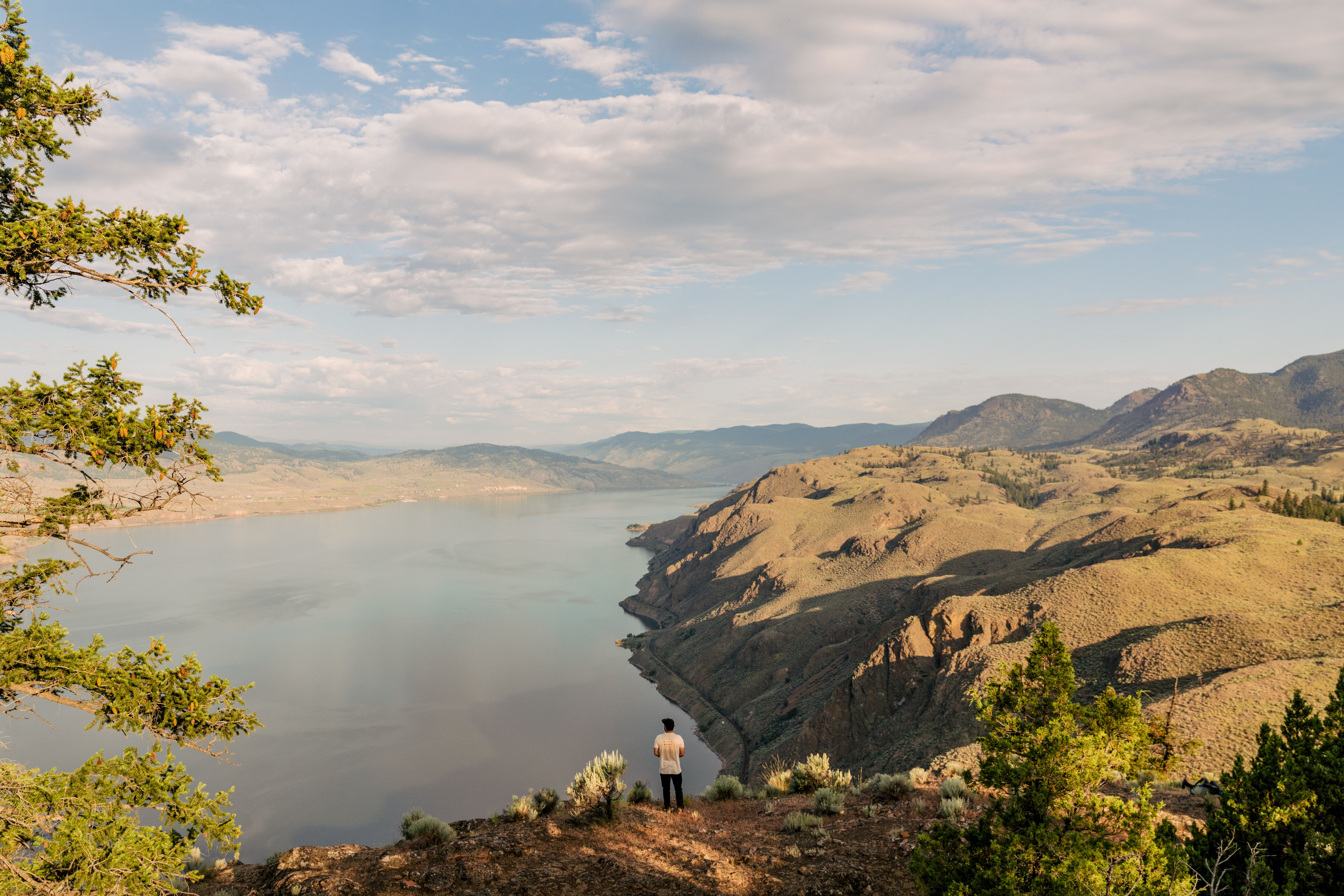 Mann steht auf einem Aussichtspunkt auf der Baffle Bluff Wanderung in Kamloops