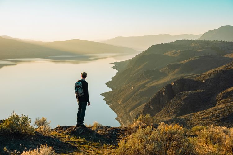 Ein Wanderer genießt die Aussicht