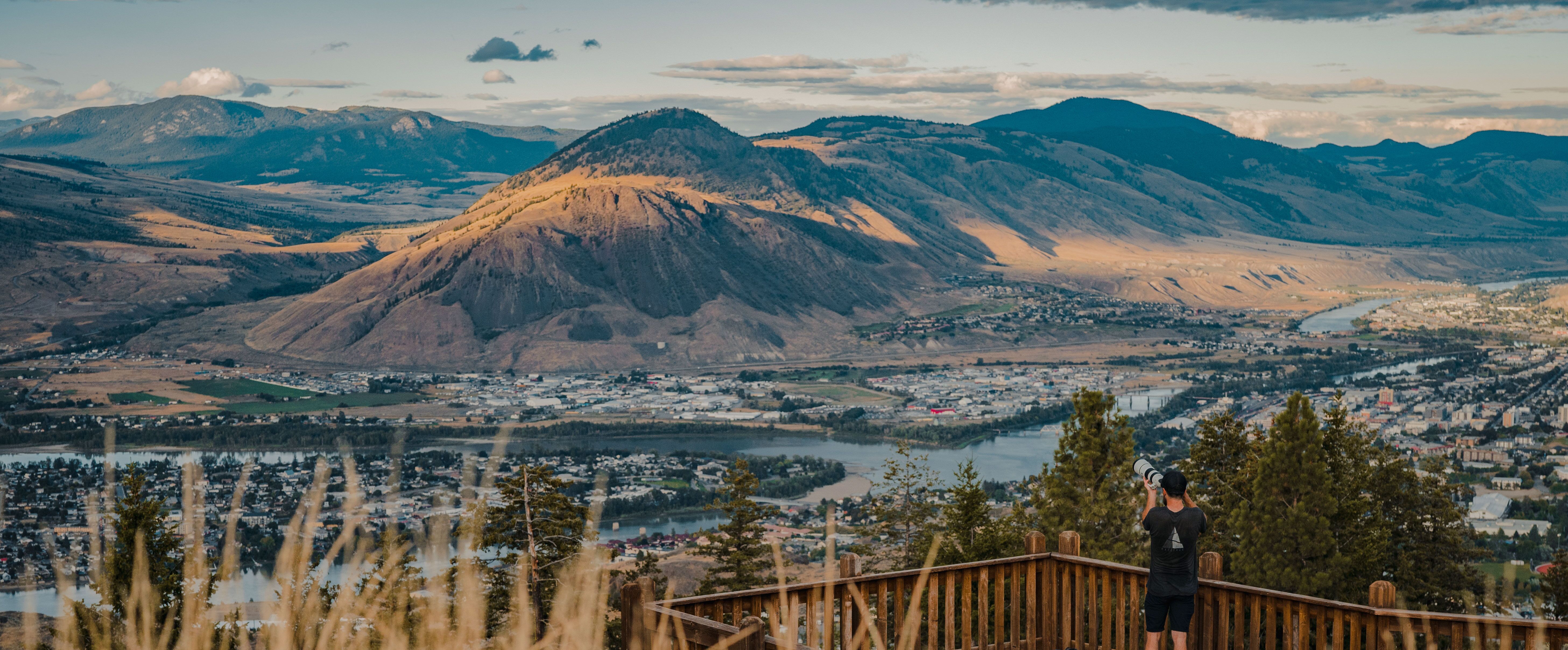 Blick auf die Idylle von Kamloops in Kanada Blick auf die Stadt Kamloops